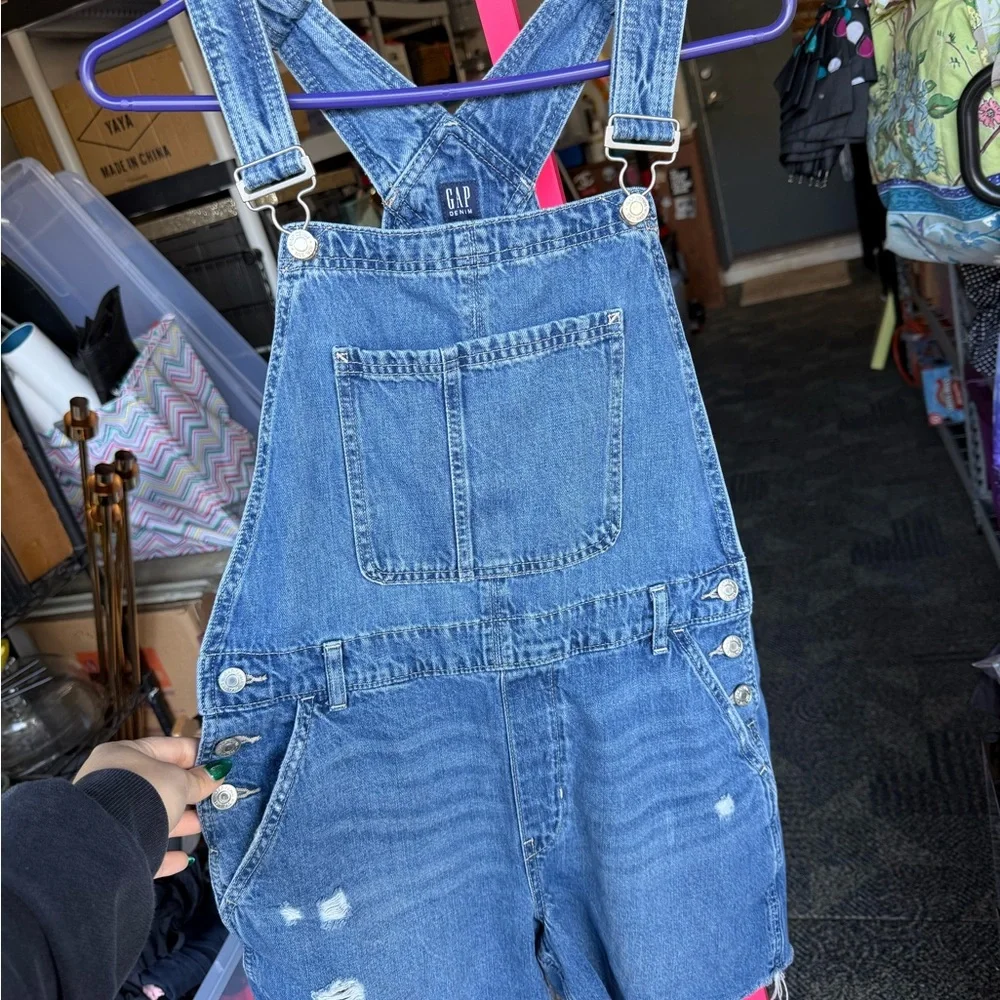GAP women’s Blue Denim Short Overalls - Picture 5 of 6